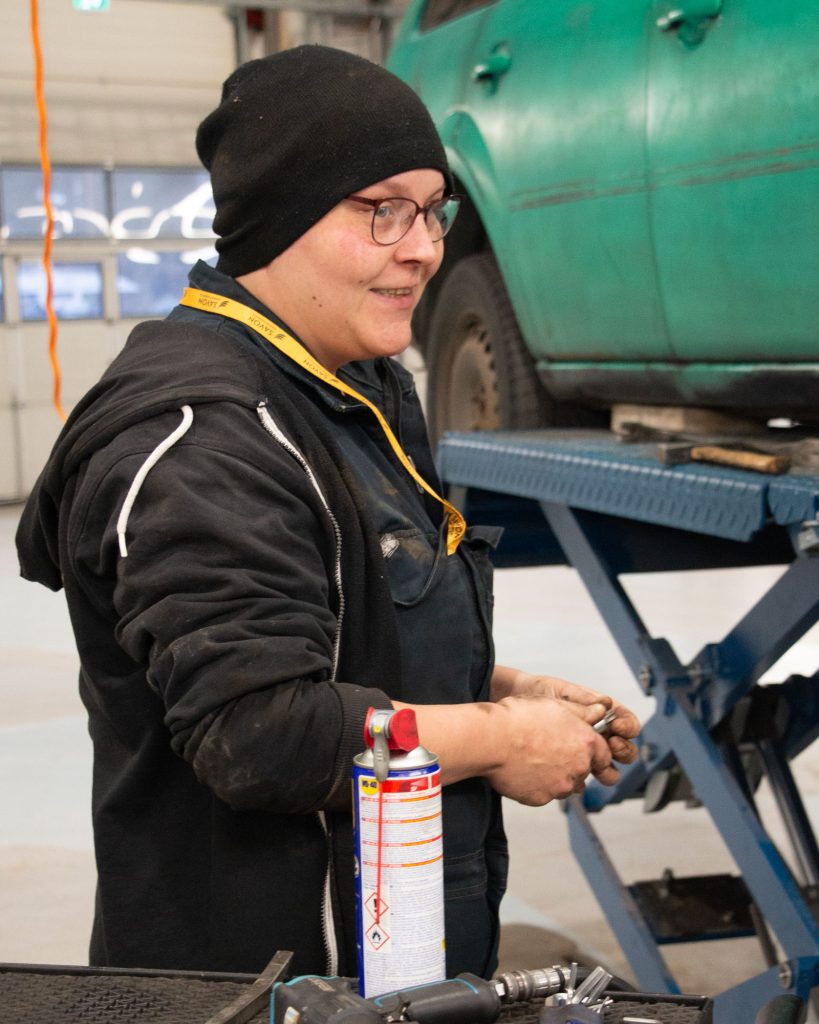Autoalan opiskelija kuuntelee kaveria.
