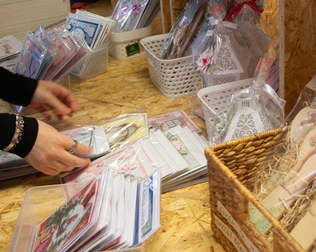Liiketalouden opiskelijat asettelevat kortteja paikalleen.