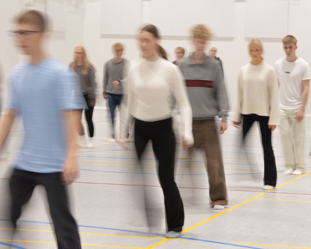 Lukion opiskelijat harjoittelevat tanssia heidän valitsemaan kappaleeseen.