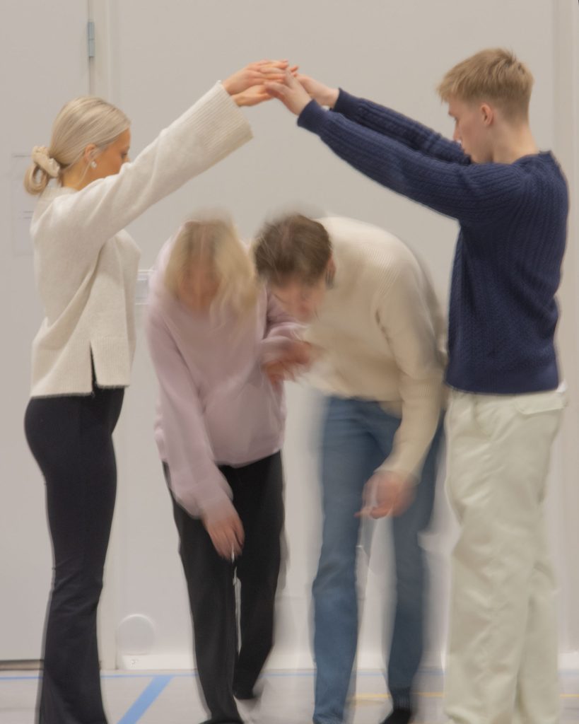 Lukion opiskelijat harjoittelevat tanssia.