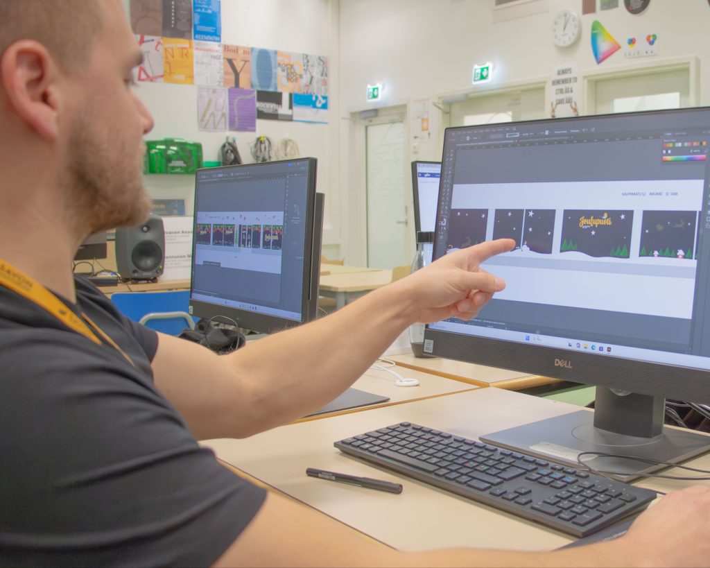 Media-alan opiskelija suunnittelee ikkunateippausta.