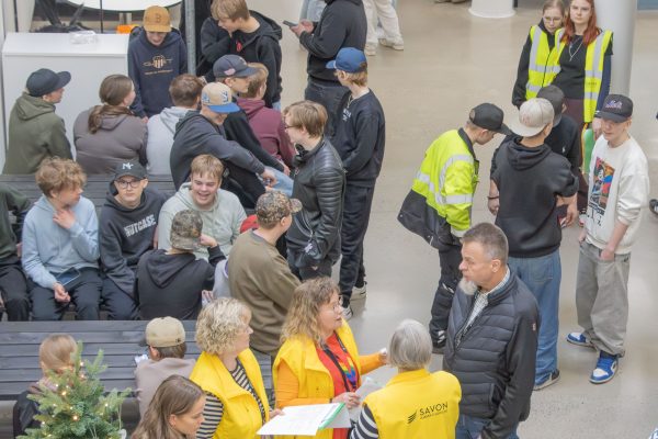 Yhdeksännen luokan oppilaat valmiina lähtemään seuraavalle alalle tutustumaan.