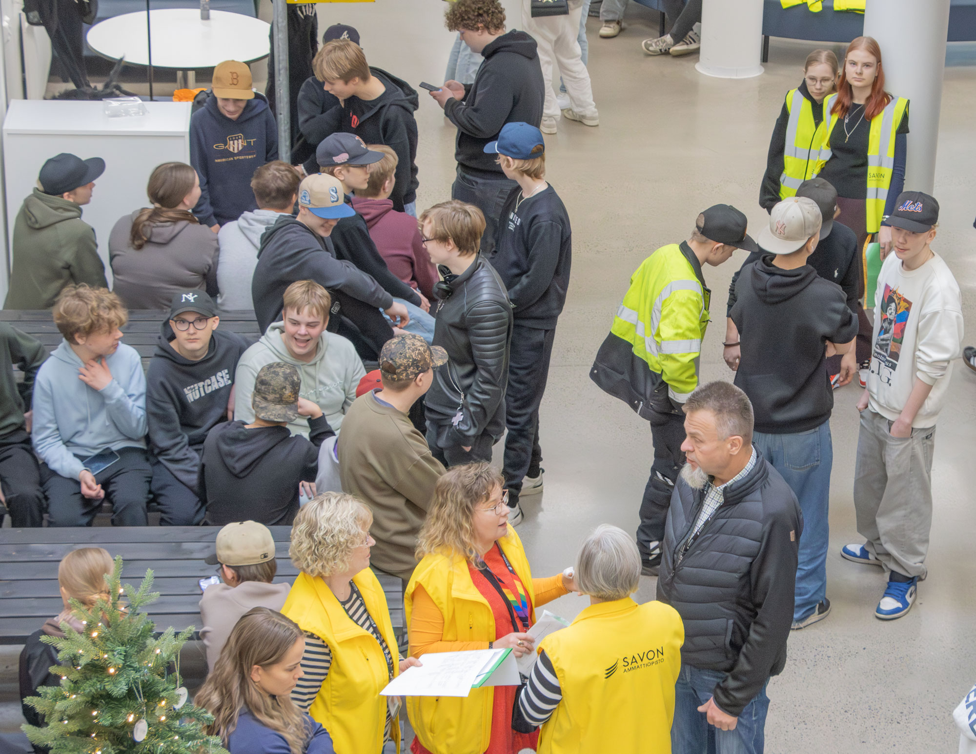 Yhdeksännen luokan oppilaat valmiina lähtemään seuraavalle alalle tutustumaan.