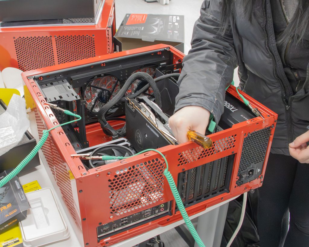 Yhdeksännen luokan oppilas rakentaa pc tietokonetta.