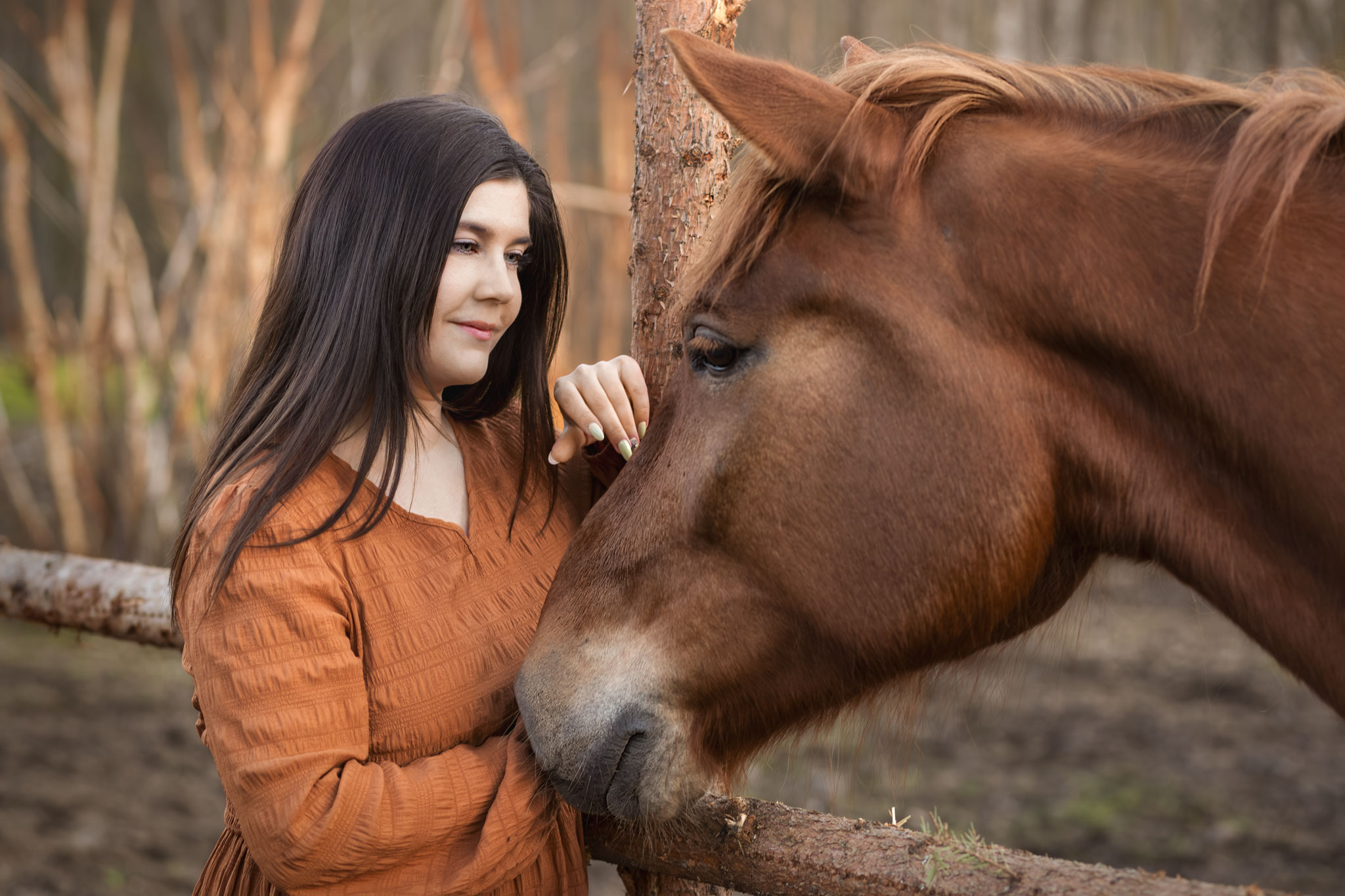 Kuvassa Henna Ikonen hevosensa kanssa luonnossa.