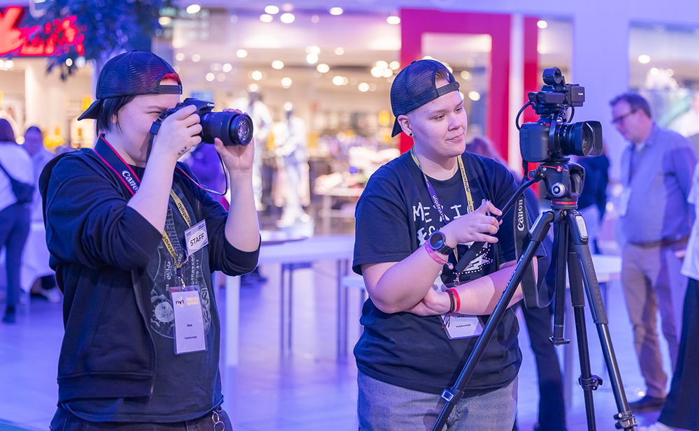 Millaista on opiskella media-alalla – media-alan opiskelija työskentelee projektin parissa