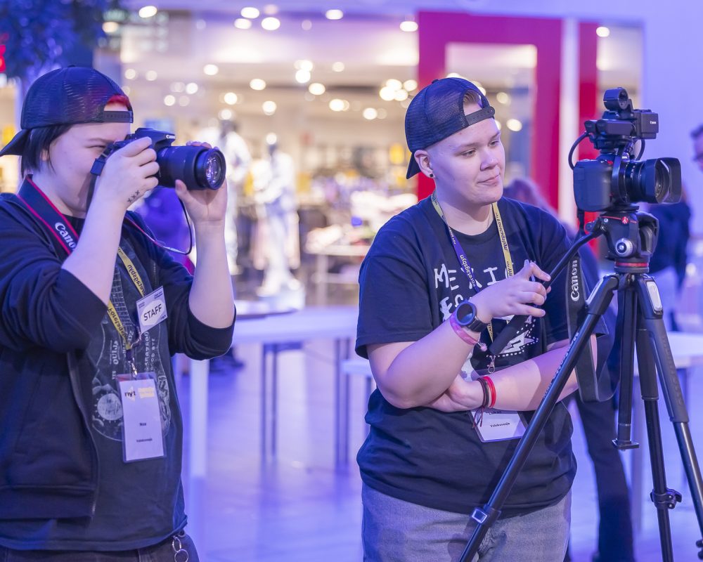 Me videokuvaamassa Uskalla Yrittää tapahtumassa